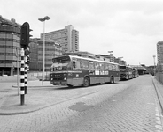 881041 Afbeelding van enkele autobussen van het G.V.U. op het autobusstation op het Stationsplein te Utrecht.